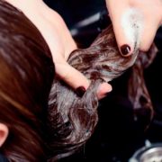 Hier zu sehen ist eine Frau, deren Haare im Friseursalon von Hair & Style gewaschen werden | Friseur Hair&Style Altbach