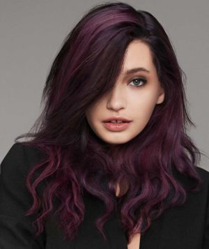 Hier zu sehen ist eine Goldwell Elumenation Haarfarbe in violettem Farbton | Haare färben in Stuttgart bei Hair&Style Altbach