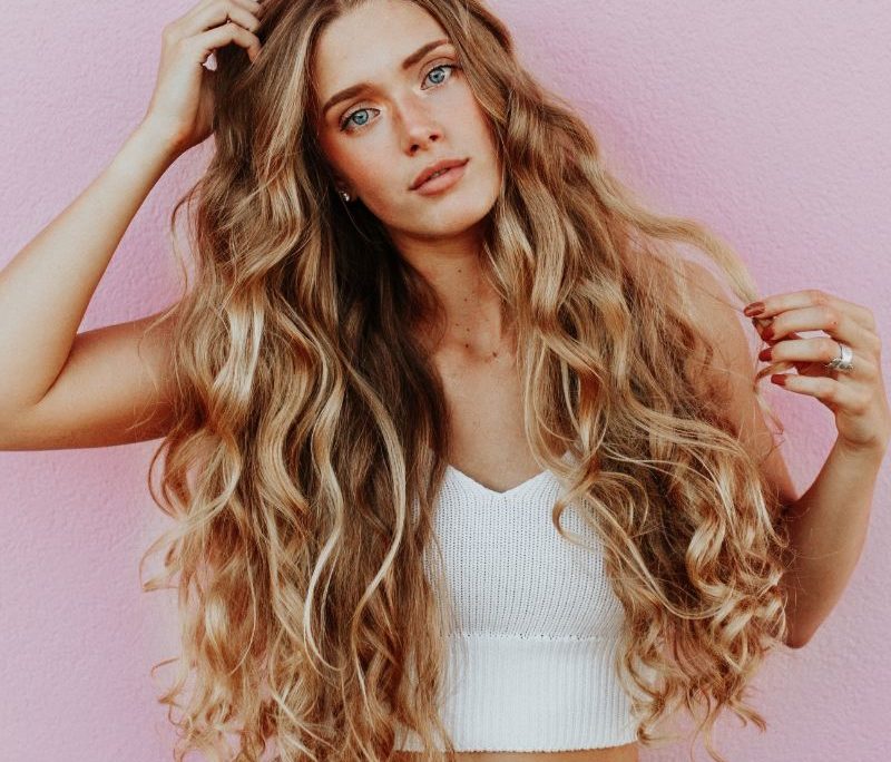 Hier zu sehen ist eine Frau mit langen lockigen Haaren | Trendfrisuren 2019 Damen - Hair&Style Altbach