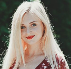 Hier zu sehen ist eine Frau mit langen Haaren in der Farbe Scandi Blond | Trendfrisuren 2019 Damen - Hair&Style Altbach