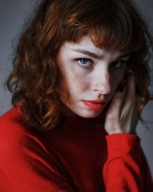 Hier zu sehen ist eine Frau mit Cinnamon Hair | Trend Haarfarben 2020 - Hair&Style Altbach