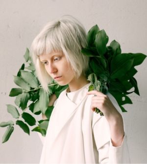 Hier zu sehen ist eine Frau mit kurzen Haaren in der Trendfarbe Eisblond | Trend Haarfarben 2020 - Hair&Style Altbach