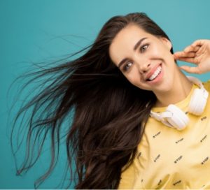 Hier zu sehen ist eine Frau mit langen Haaren in der Trendfarbe Schokoladen Braun | Trend Haarfarben 2020 - Hair&Style Altbach