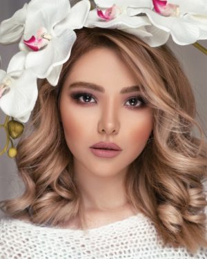 Hier zu sehen ist eine Frau mit mittellangen Haaren in einer warmen Haarfarbe | Trend Haarfarben 2020 - Hair&Style Altbach