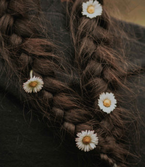 Hier zu sehen ist eine Flechtfrisur in dunkelbraunem Haar | Tipps gegen fettige Haare - Hair&Style Altbach