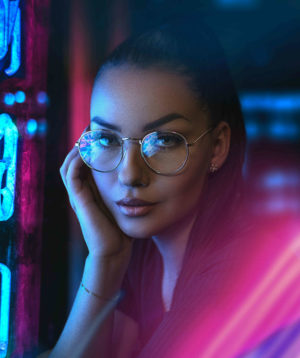 Hier zu sehen ist eine Frau, die einen Sleek Ponytail als Frisur für fettige Haare trägt | Tipps gegen fettige Haare - Hair&Style Altbach