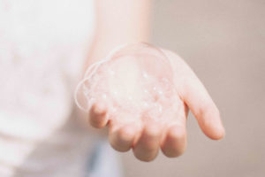Hier zu sehen ist eine Hand mit Schaum von einem Shampoo gegen fettige Haare | Tipps gegen fettige Haare - Hair&Style Altbach