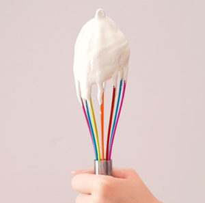 Hier zu sehen ist Naturjoghurt der als Hausmittel gegen Schuppen hilft | Was hilft gegen Schuppen Tipps & Tricks - Hair&Style Altbach