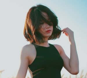 Hier zu sehen ist eine Frau die einen Bob trägt, um ihren Haarausfall zu kaschieren | Haarausfall Frauen - Hair&Style Altbach