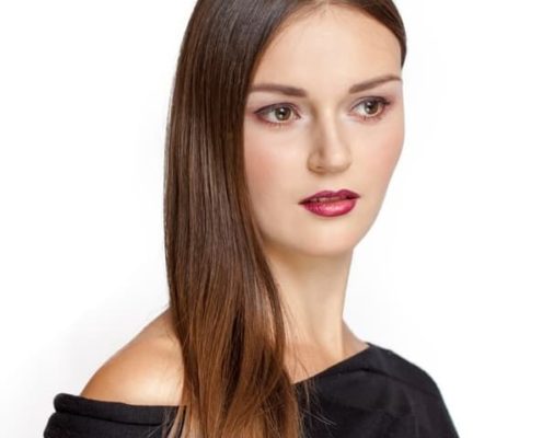 Hier zu sehen ist eine Frau mit Seitenscheitel, um den Beginn von genetischem Haarausfall zu verdeutlichen | Haarausfall Frauen - Hair&Style Altbach
