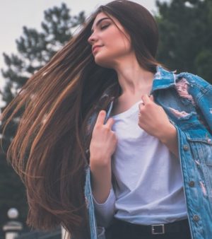 Hier zu sehen ist eine Frau mit Haarverdichtung, um Haarausfall zu kaschieren | Haarausfall Frauen - Hair&Style Altbach