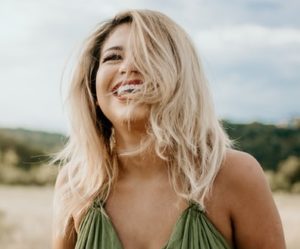 Hier zu sehen ist eine Frau mit Stufenschnitt, um Haarausfall zu kaschieren | Haarausfall Frauen - Hair&Style Altbach