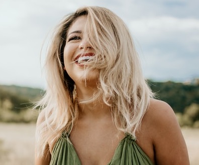 Hier zu sehen ist eine Frau mit Stufenschnitt, um Haarausfall zu kaschieren | Haarausfall Frauen - Hair&Style Altbach