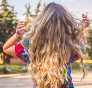 Hier zu sehen ist eine Frau mit Beach Waves als Frisur für dünnes Haar | Frisuren für dünnes Haar - Hair&Style Altbach