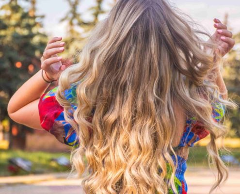 Hier zu sehen ist eine Frau mit Beach Waves als Frisur für dünnes Haar | Frisuren für dünnes Haar - Hair&Style Altbach