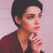 Hier zu sehen ist eine Frau mit Pixie Cut als Frisur für dünnes Haar | Frisuren für dünnes Haar - Hair&Style Altbach