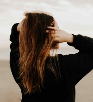 Hier zu sehen ist eine Frau mit Highlights in der Haarfarbe für mehr Tiefe für dünnes Haar | Frisuren für dünnes Haar - Hair&Style Altbach