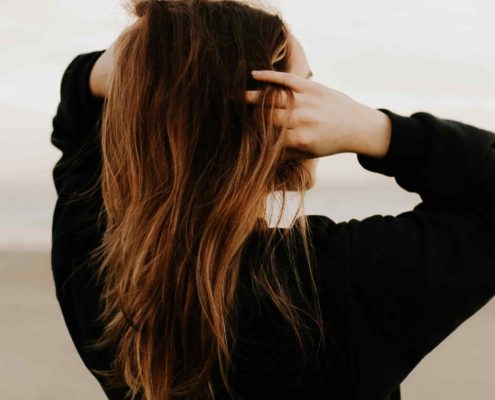 Hier zu sehen ist eine Frau mit Highlights in der Haarfarbe für mehr Tiefe für dünnes Haar | Frisuren für dünnes Haar - Hair&Style Altbach