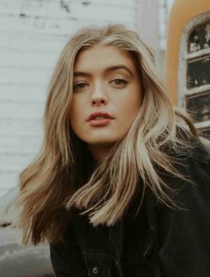 Hier zu sehen ist eine Frau mit Stufenschnitt für mehr Volumen in dünnem Haar | Frisuren für dünnes Haar - Hair&Style Altbach
