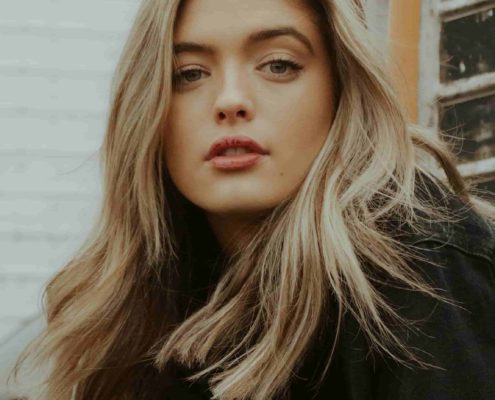 Hier zu sehen ist eine Frau mit Stufenschnitt für mehr Volumen in dünnem Haar | Frisuren für dünnes Haar - Hair&Style Altbach