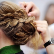 Lockere Hochsteckfrisur für Festtage aufgefüllt mit Haarsträhnen