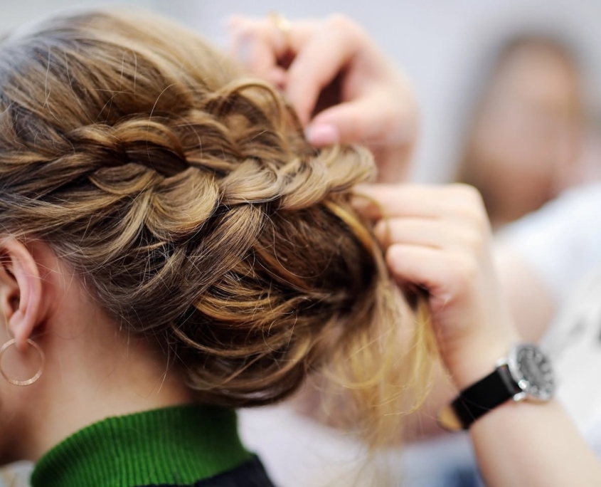 Lockere Hochsteckfrisur für Festtage aufgefüllt mit Haarsträhnen