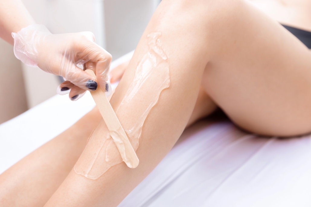 Wachsing bzw. Waxing Anwendung für die Beine