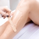 Wachsing bzw. Waxing Anwendung für die Beine