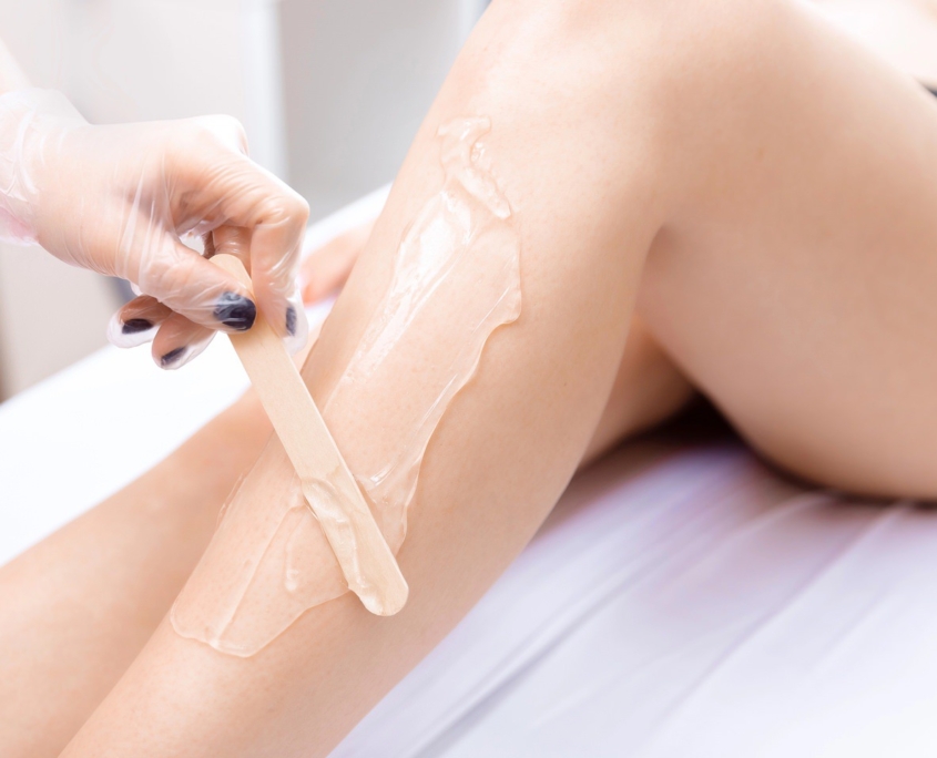 Wachsing bzw. Waxing Anwendung für die Beine
